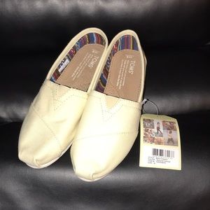 Never Worn. Brand New Classic Natural Canvas Toms